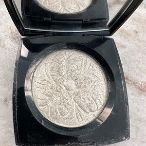 Chanel Camelia De Plumes LE highlighter